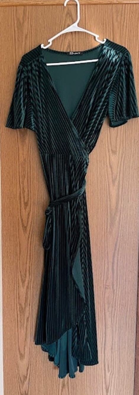 Simplee Emerald Green Ribbed Velvet Wrap Midi Dress Short Sleeve Size Medium